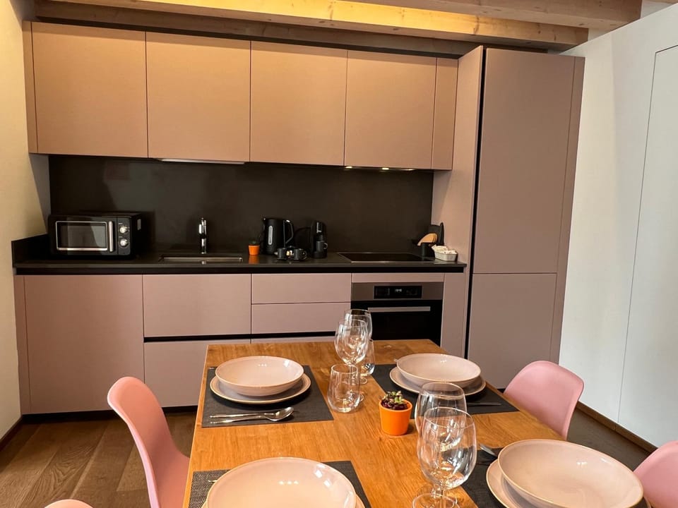 Kitchen or kitchenette, Dining area, stove