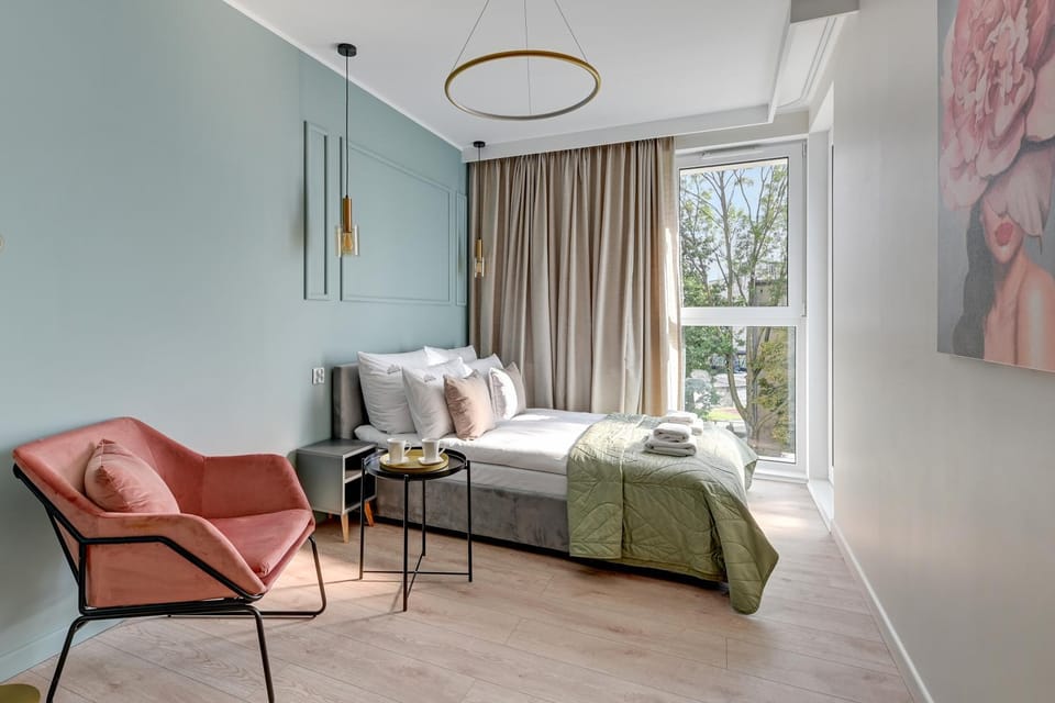 Bed, Living room, Photo of the whole room, Seating area, Bedroom, towels
