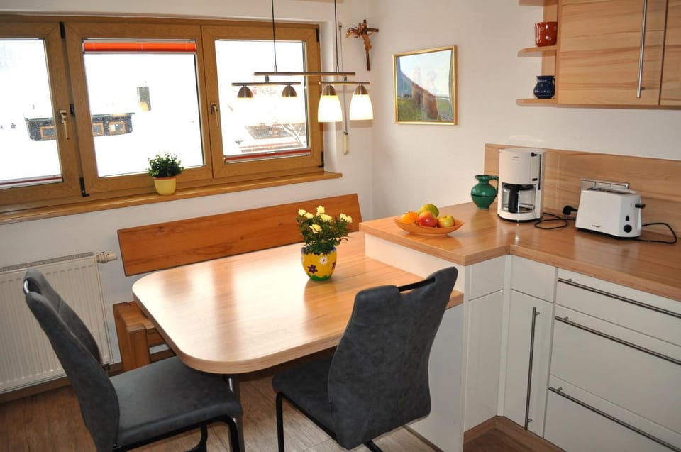 Coffee/tea facilities, Kitchen or kitchenette, Dining area, toaster