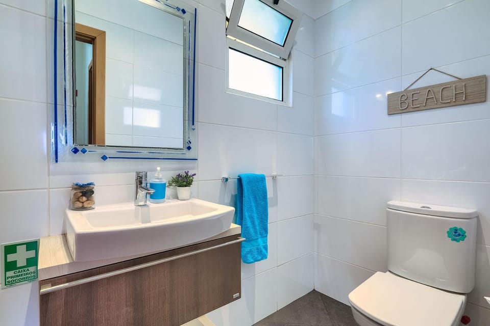 Toilet, Bathroom, towels