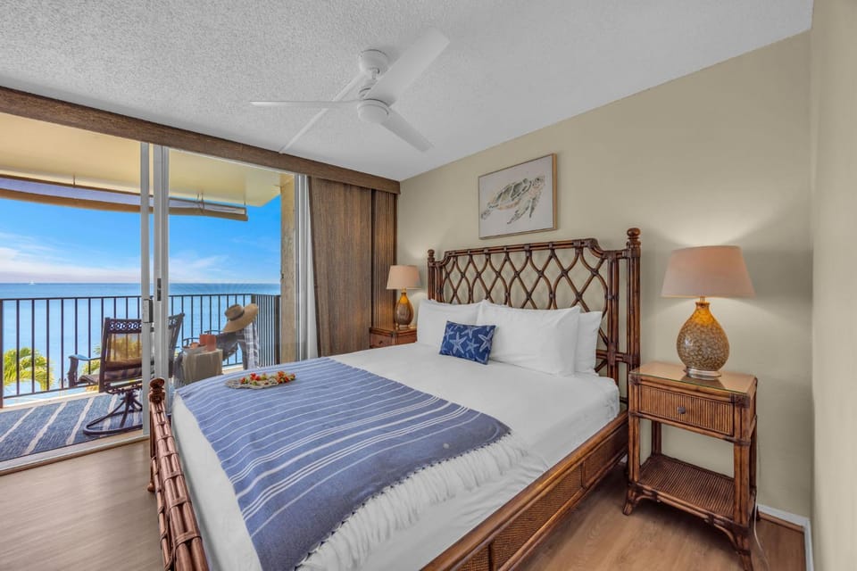 Oceanfront Whale Watching, Sunsets, Island Views on Big Lanai House in Kahana