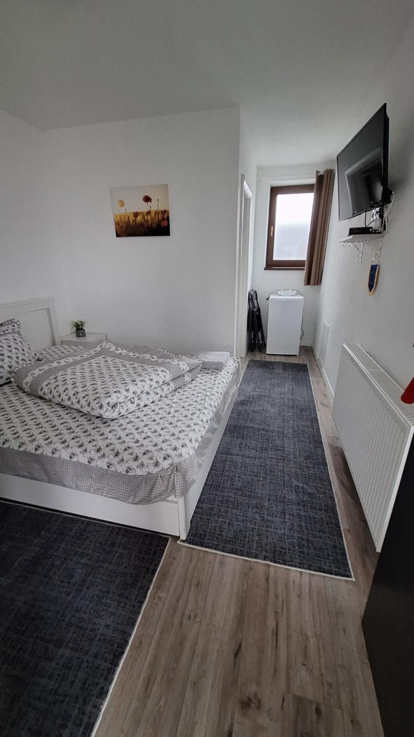 Bed, TV and multimedia, Bedroom