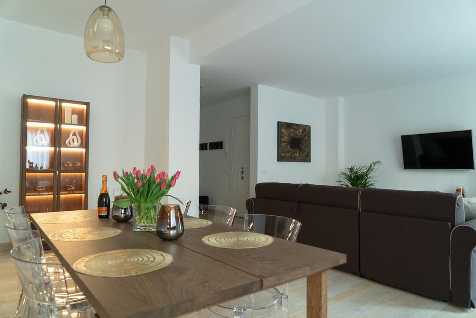 Communal lounge/ TV room, TV and multimedia, Living room, Seating area, Dining area, Evening entertainment