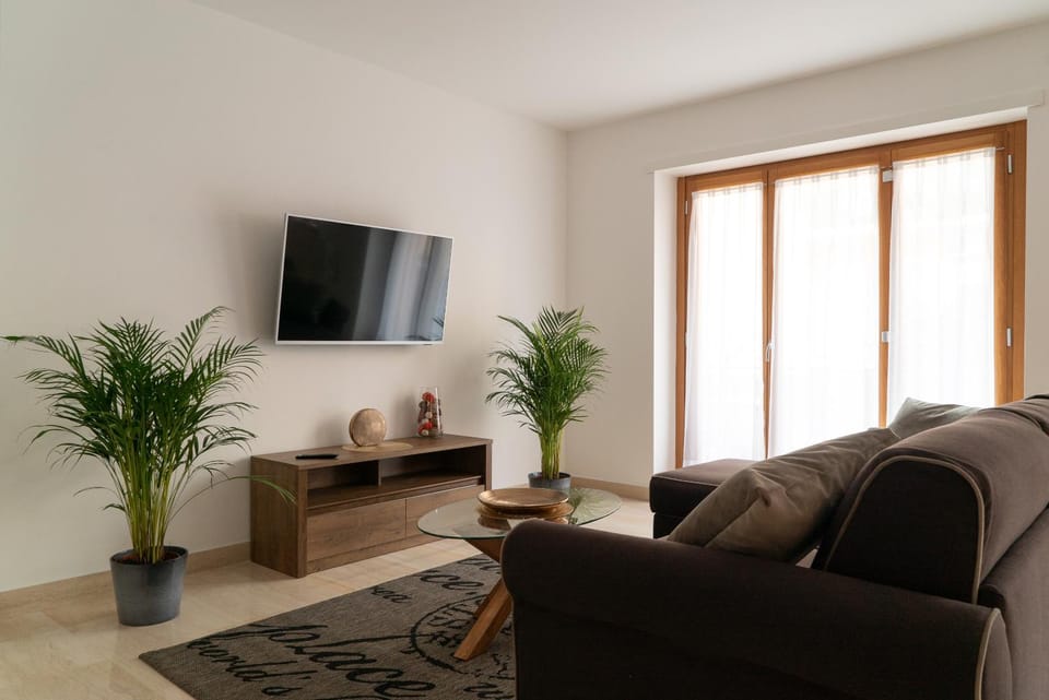 Communal lounge/ TV room, TV and multimedia, Living room, Seating area, Evening entertainment