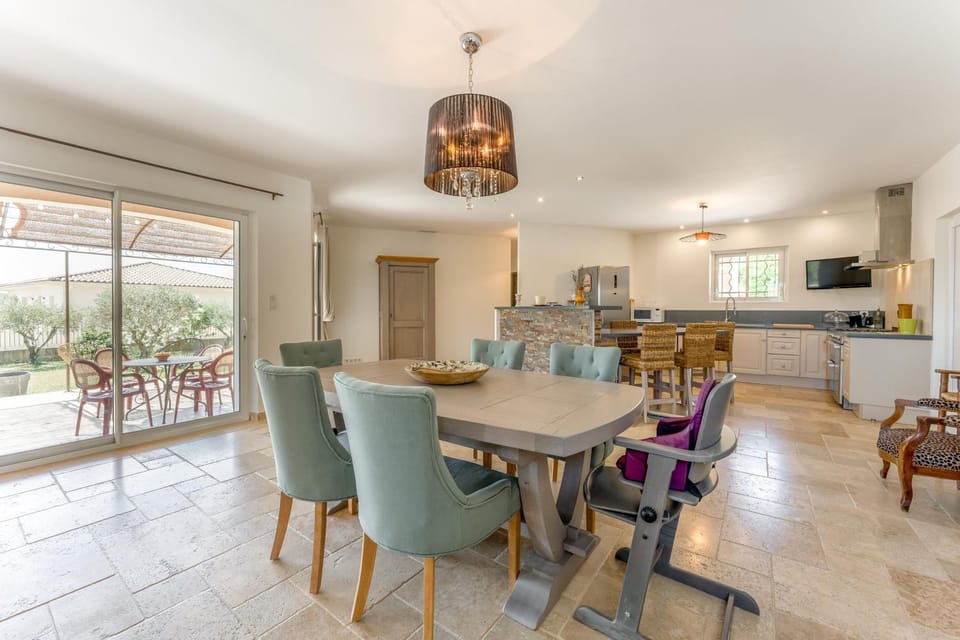 Property building, Kitchen or kitchenette, Living room
