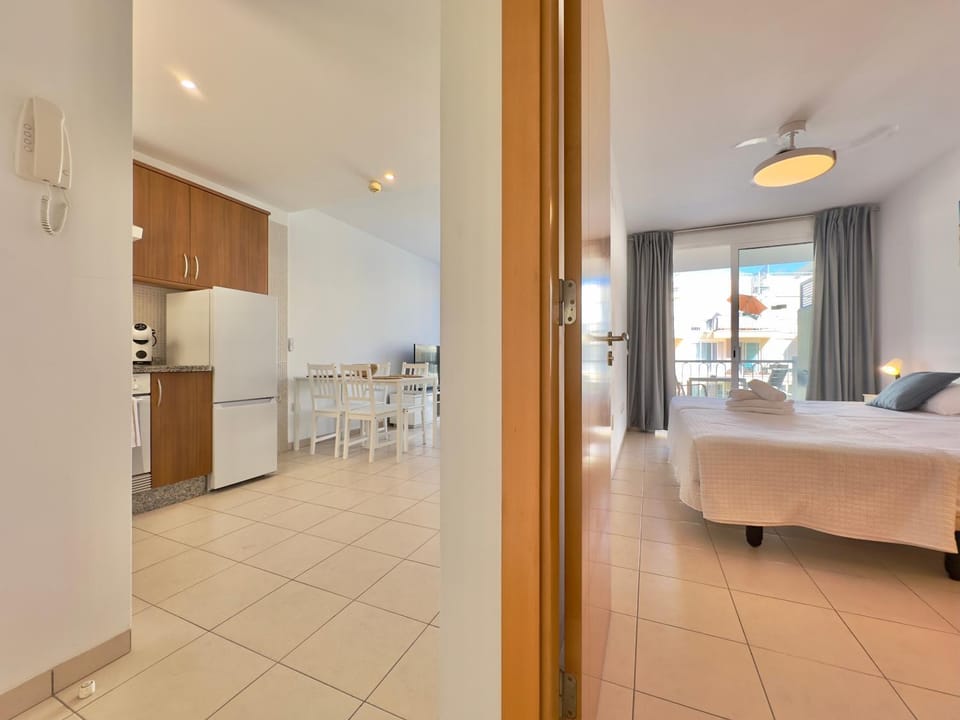 Bed, Kitchen or kitchenette, Photo of the whole room, Dining area, Bedroom, internet, oven
