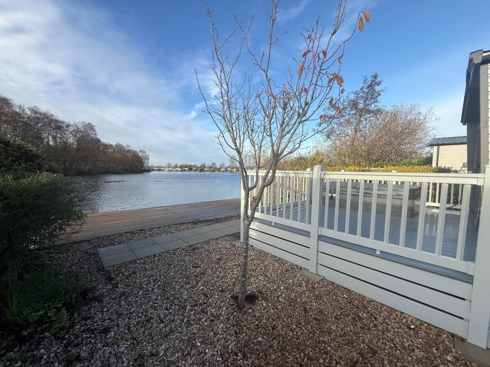 The Plush Pike - 10 Fishing Lake House in Tattershall
