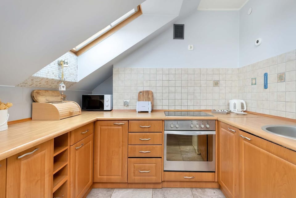 Coffee/tea facilities, Kitchen or kitchenette, stove