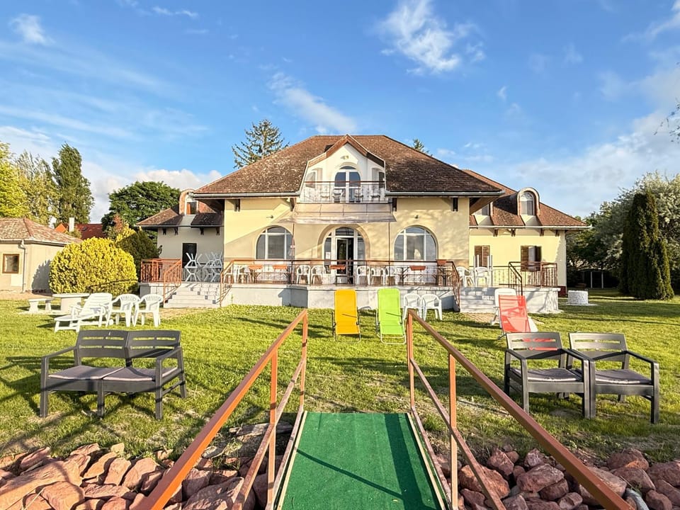 Property building, Garden, Garden view, sunbed