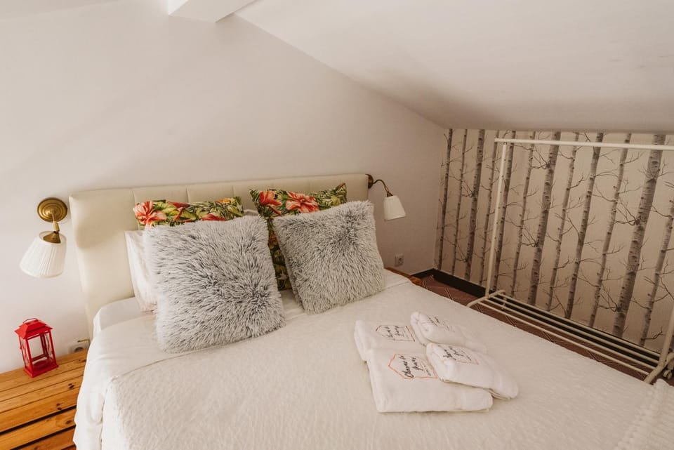 Bedroom, towels
