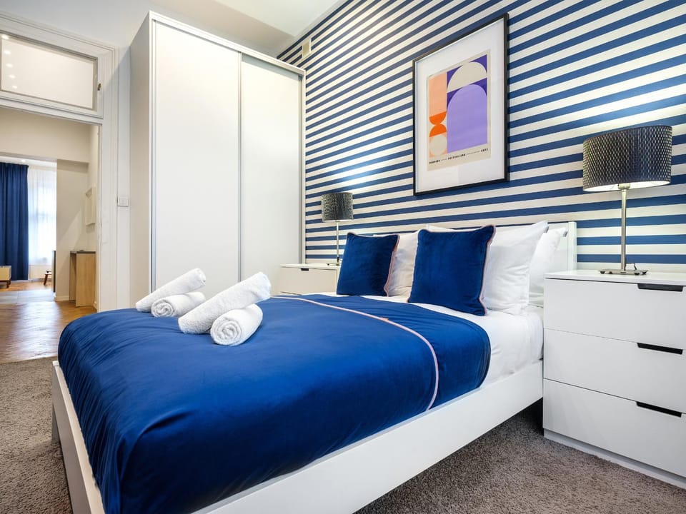 Bed, Day, View (from property/room), Photo of the whole room, Decorative detail, Bedroom, internet, locker, towels
