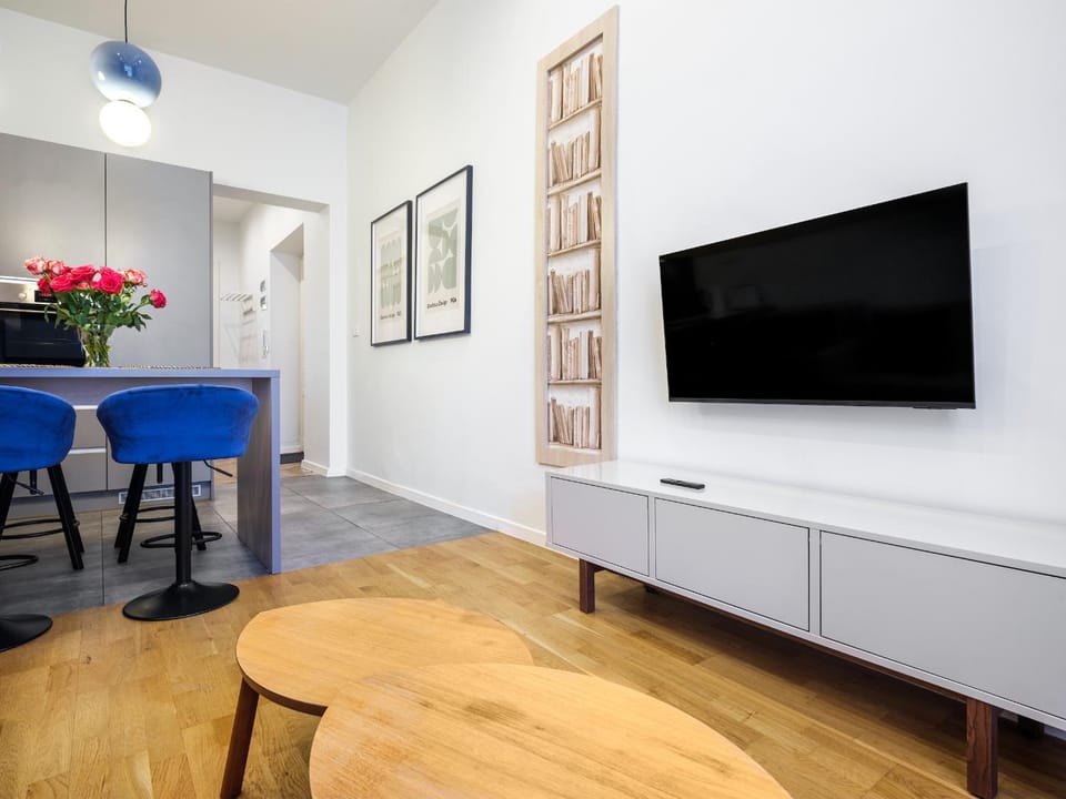 Day, TV and multimedia, View (from property/room), Living room, Photo of the whole room, Decorative detail, internet, locker