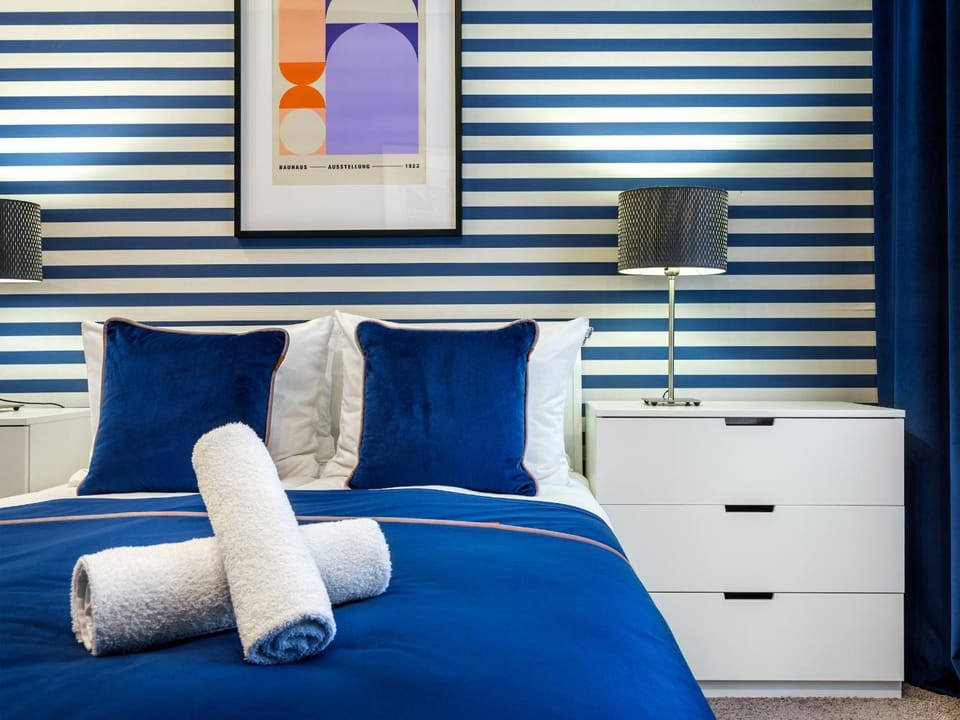 Bed, Day, Photo of the whole room, Decorative detail, Bedroom, internet, locker, towels