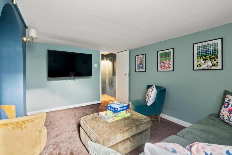 Victorian 5-Bed Home| Loft |Walk to City & Cricket House in Worcester
