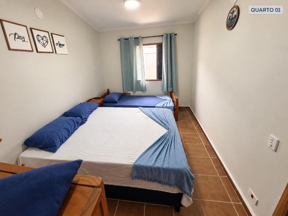 Casa de Praia 02 quartos Com 02 camas de Casal cada um - proximo a Praia Martim de Sa-700 metros -estacionamento para 02 veículos com cameras- A casa é totalmente INDEPENDENTE- nao conjugada- Com 04 camas -Churrasqueira - Roupa de cama -Ventiladores-Wi-fi House in Caraguatatuba
