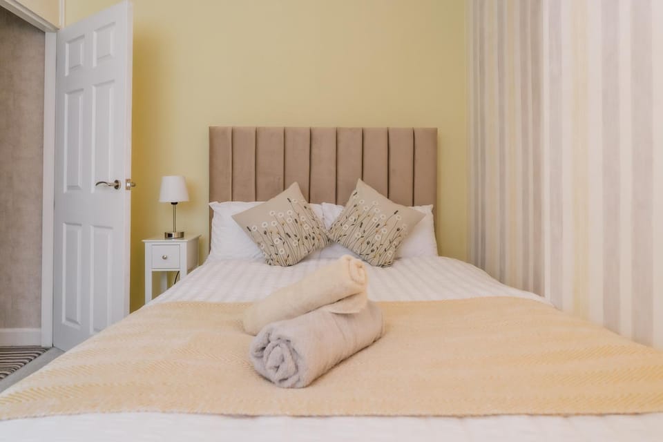 Bed, Bedroom, towels