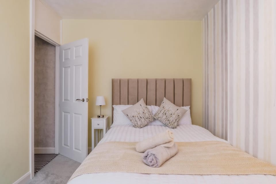 Bed, Bedroom, towels
