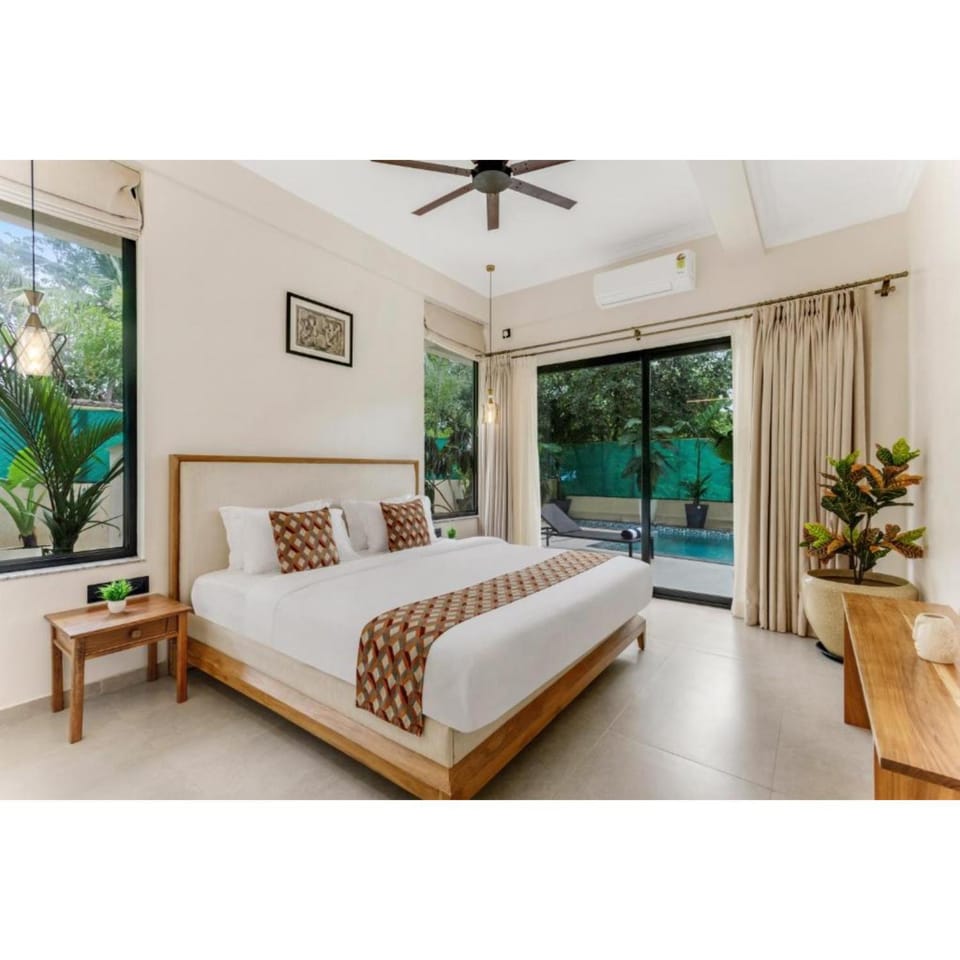 Bed, Photo of the whole room, Bedroom, Pool view