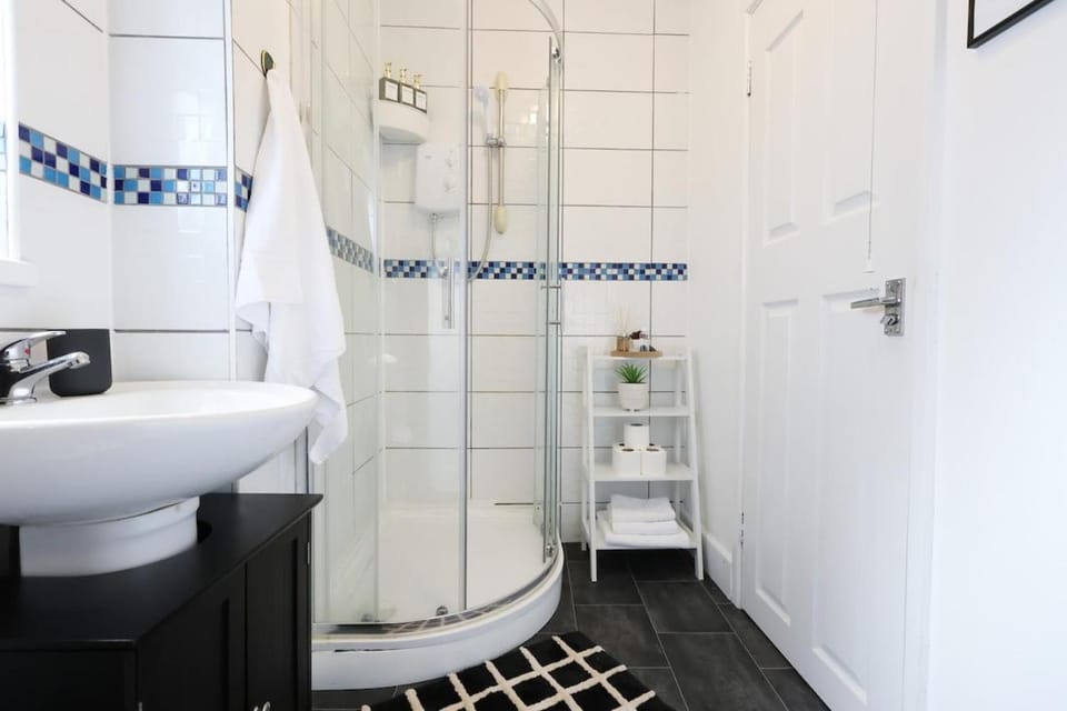 5 Bedrooms 2 Bathrooms Modern City Centre Home Free Parking House in Cardiff