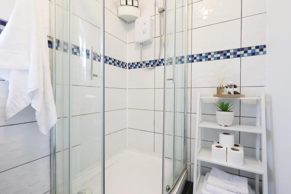 5 Bedrooms 2 Bathrooms Modern City Centre Home Free Parking House in Cardiff