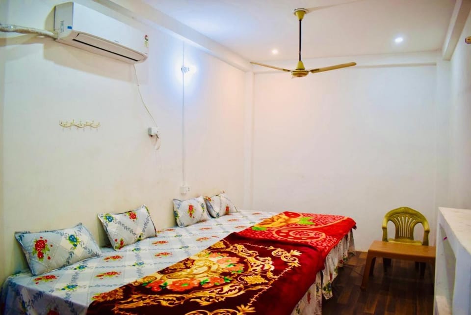 Photo of the whole room, Bedroom, air conditioner