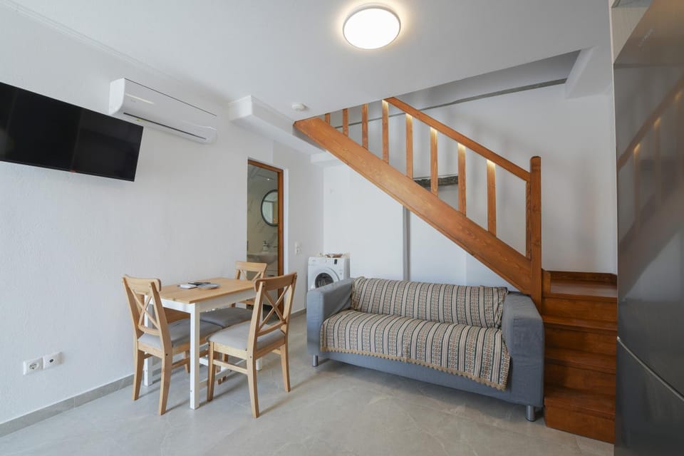 TV and multimedia, Seating area, Dining area