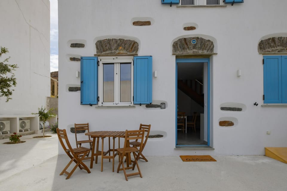 Property building, Patio, Dining area