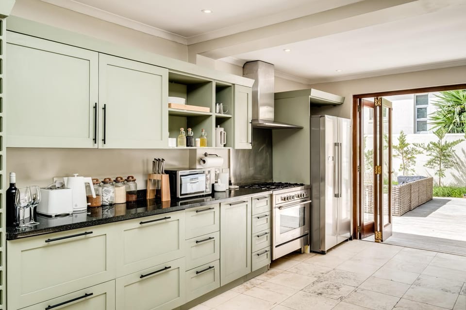 Coffee/tea facilities, Kitchen or kitchenette, oven, stove, toaster