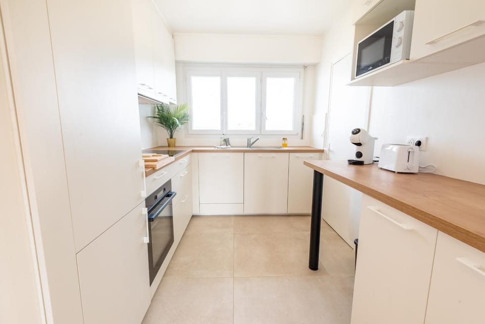 Coffee/tea facilities, microwave, oven, stove, toaster, kitchen