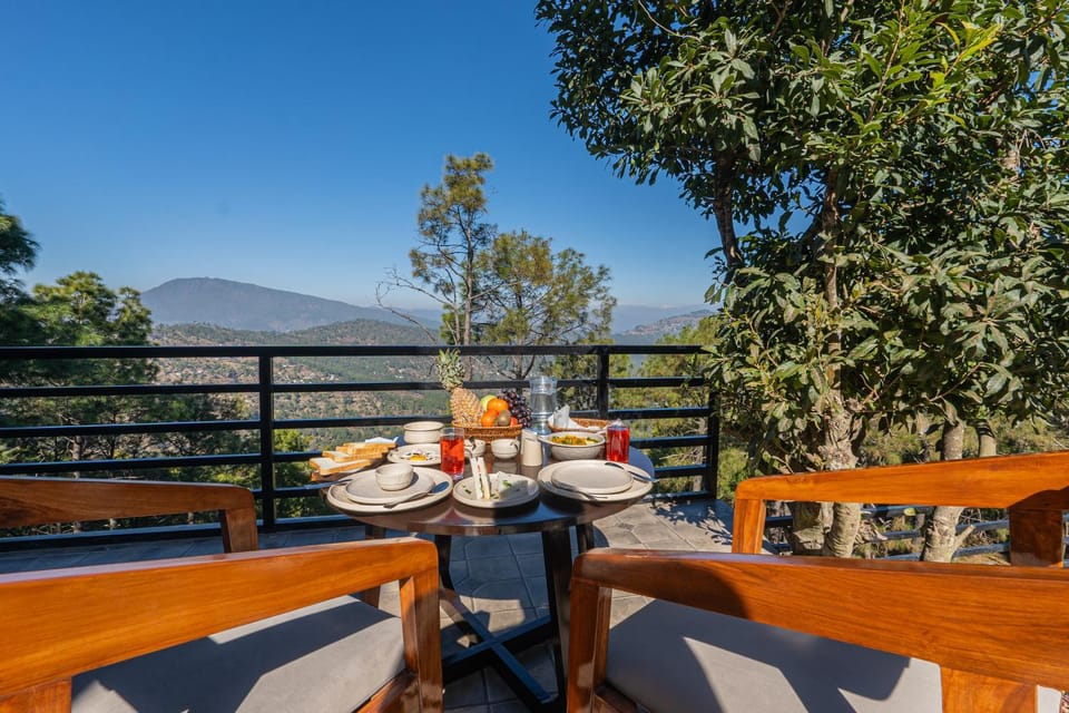 Patio, Day, Natural landscape, View (from property/room), Balcony/Terrace, Food, Mountain view