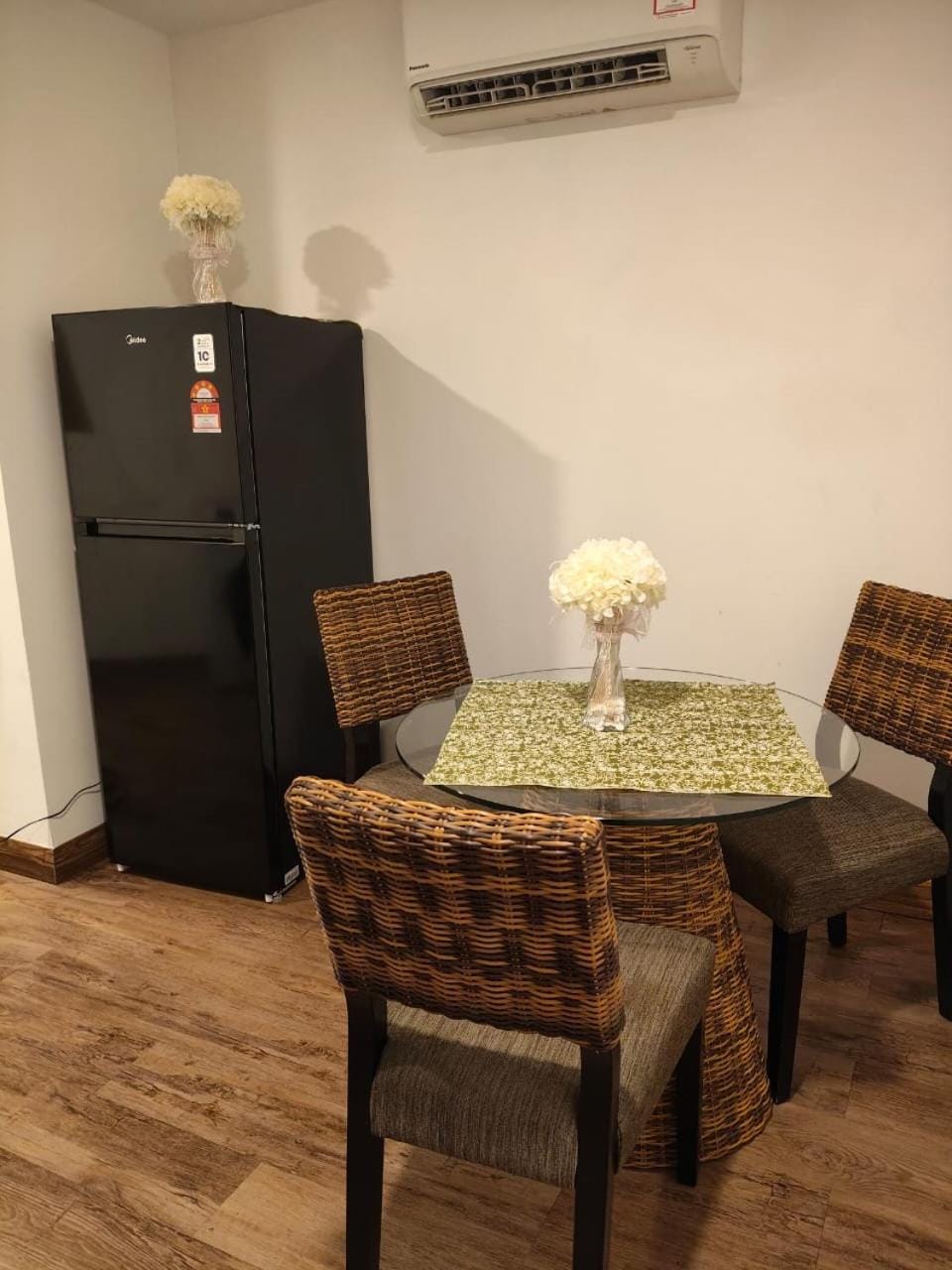 Kitchen or kitchenette, Living room, Seating area, Dining area, oven, air conditioner