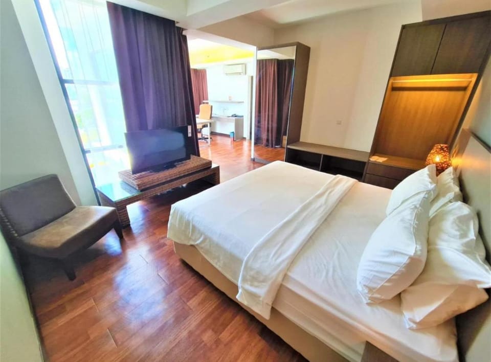 Bed, TV and multimedia, Bedroom