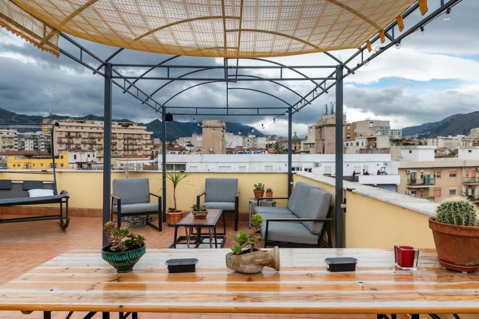 Terrace in the Sky overlooking Historic Center Apartment in Palermo
