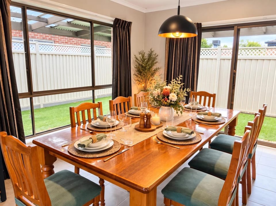 Food and drinks, Dining area, Meals, Breakfast, Dinner, Family