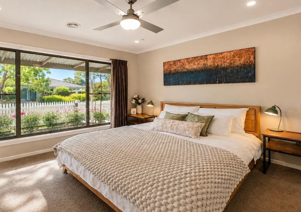 Bed, Bedroom, Garden view