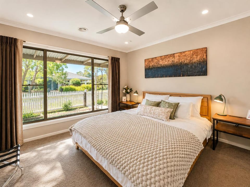 Bed, Bedroom, Garden view, Quiet street view