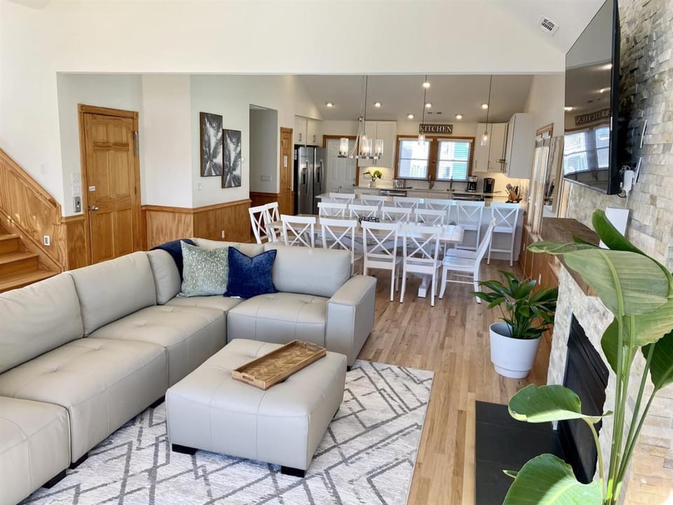 TV and multimedia, Living room, Seating area, Beach