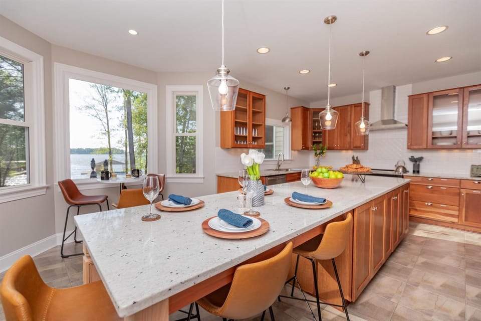 Kitchen or kitchenette, Seating area, Lake view, Pool view