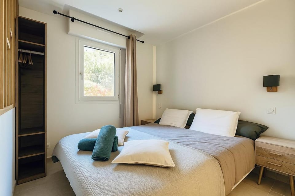 Bed, Photo of the whole room, Bedroom, towels