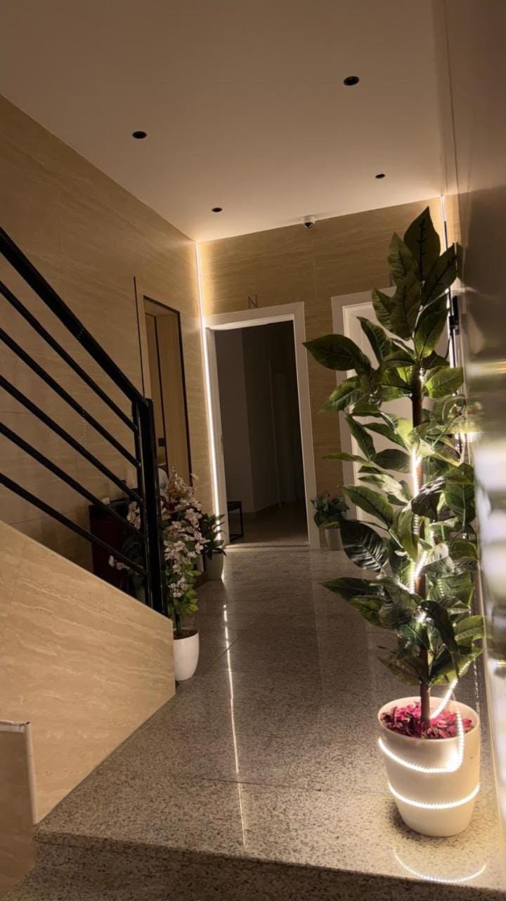 غرفة و صالة مع جلسة خارجية - Tulip Hotel apartments Apartment in Al Khobar