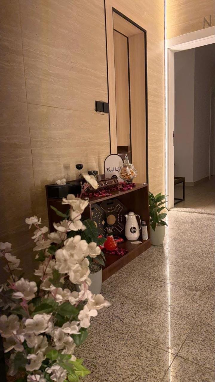 غرفة و صالة مع جلسة خارجية - Tulip Hotel apartments Apartment in Al Khobar