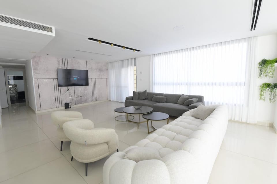 TV and multimedia, Living room, Seating area, Evening entertainment