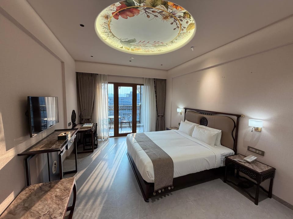 Bed, TV and multimedia, Photo of the whole room, Bedroom
