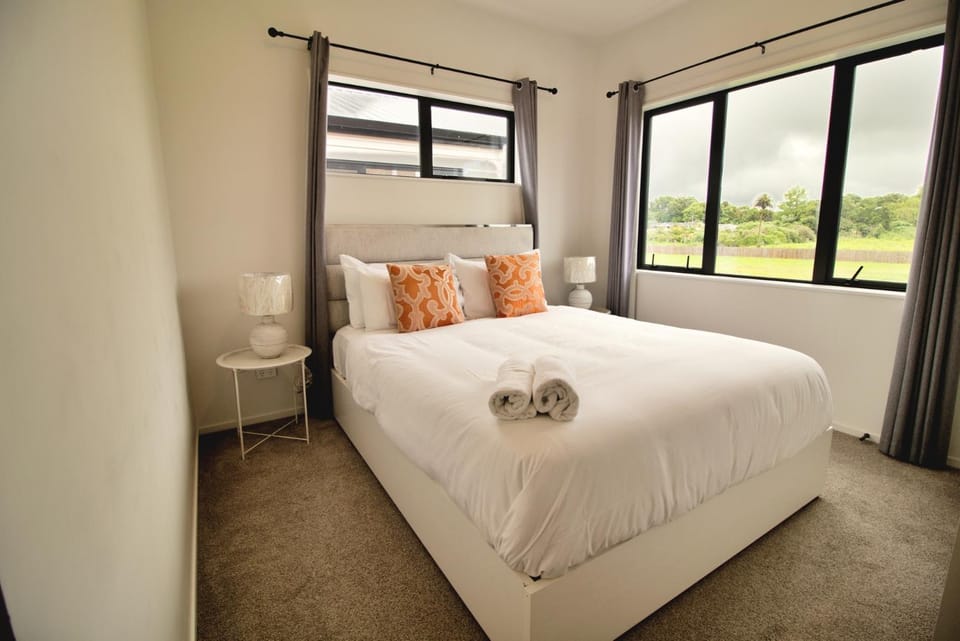 Beautiful Brand New Modern Living Getaway House in Auckland