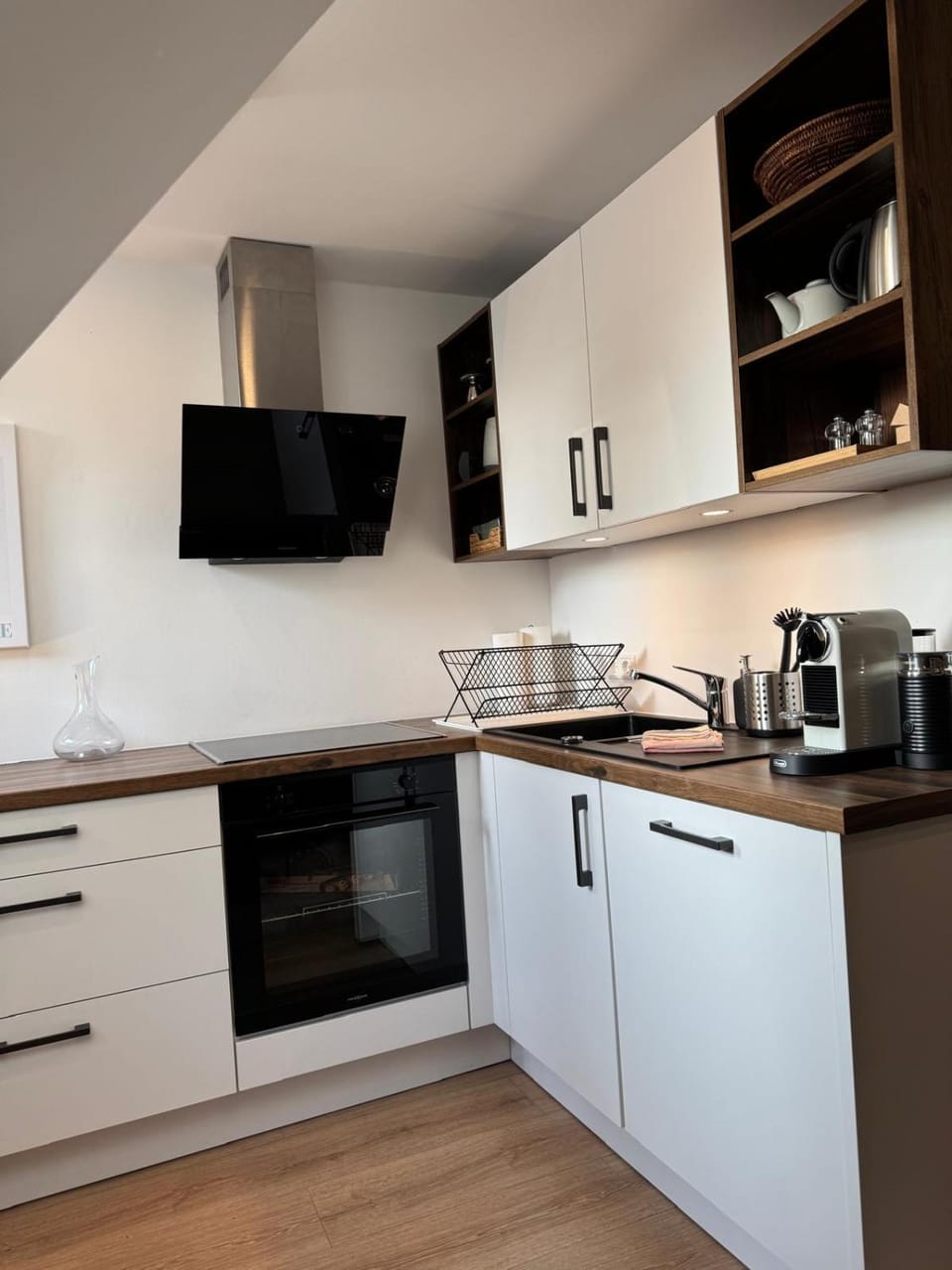 Coffee/tea facilities, Kitchen or kitchenette, oven, stove, toaster