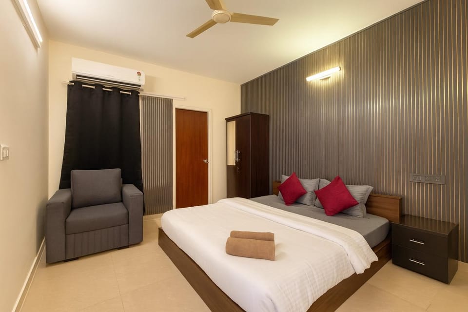 Toilet, Property building, Bedroom, Family, wardrobe, washing machine