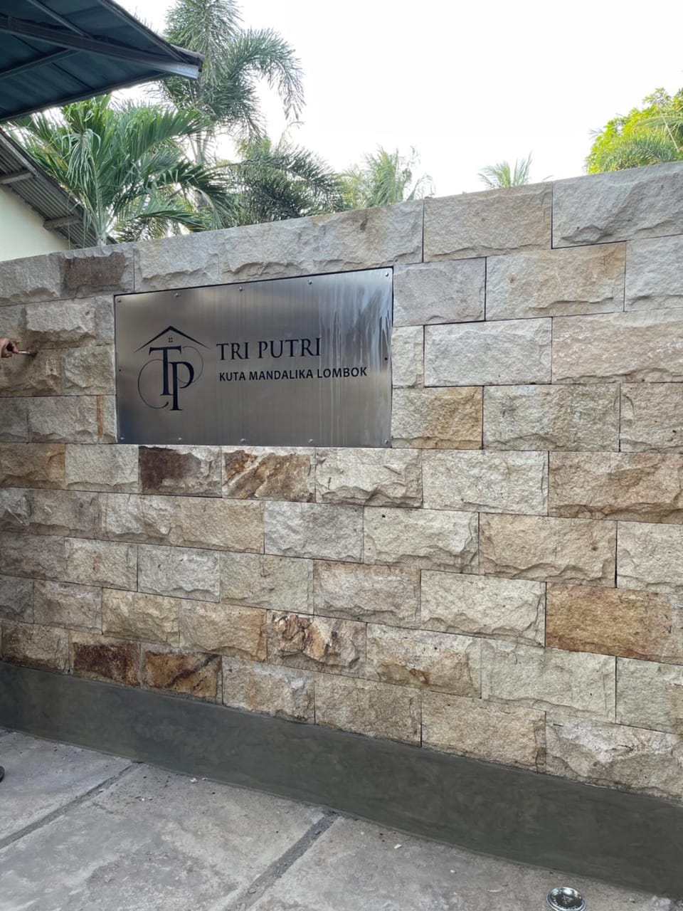 Tri Putri Kuta Homestay Bed and Breakfast in Pujut