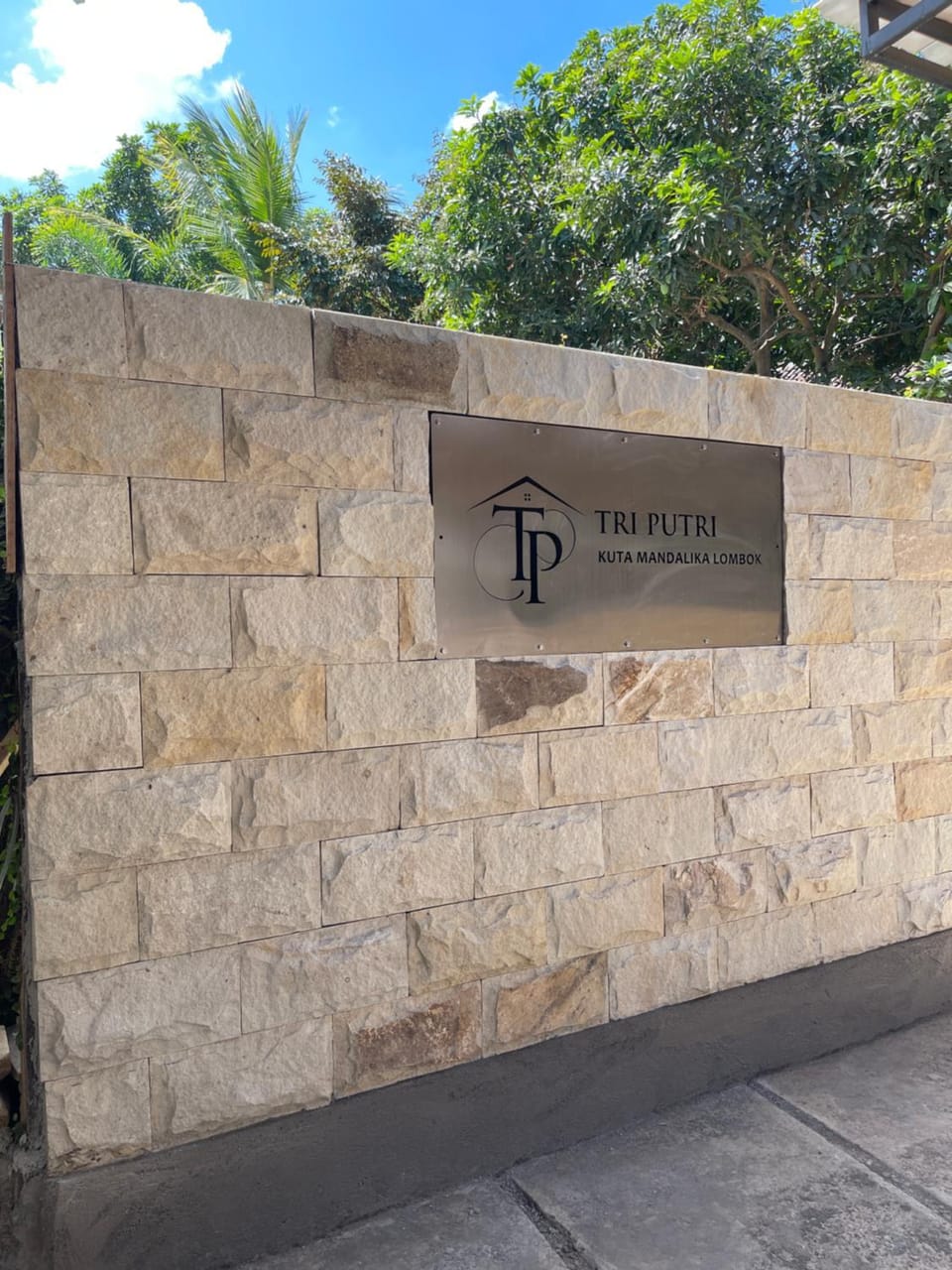 Tri Putri Kuta Homestay Bed and Breakfast in Pujut