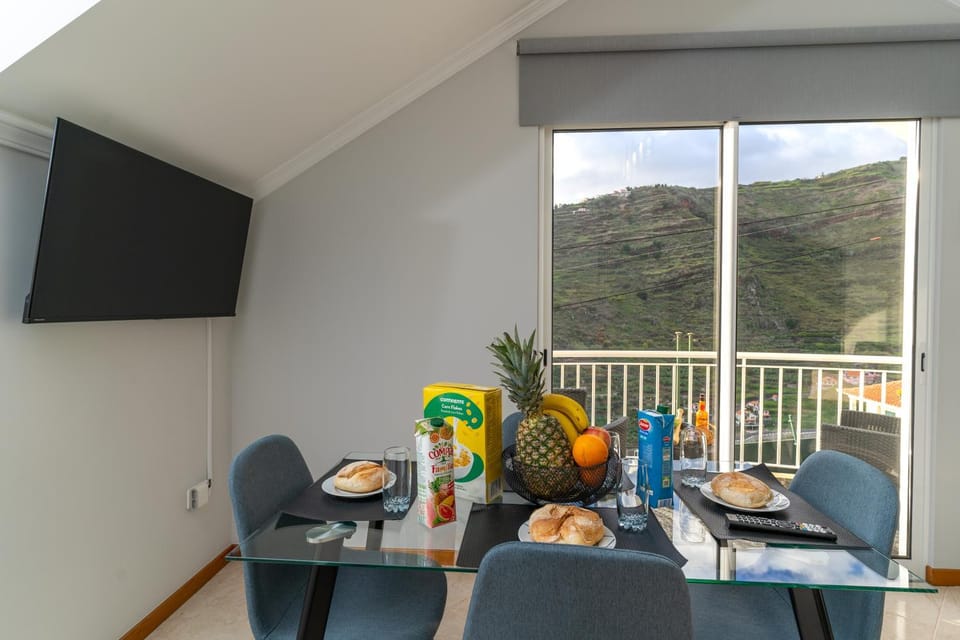 Communal lounge/ TV room, Natural landscape, TV and multimedia, Living room, Seating area, Dining area