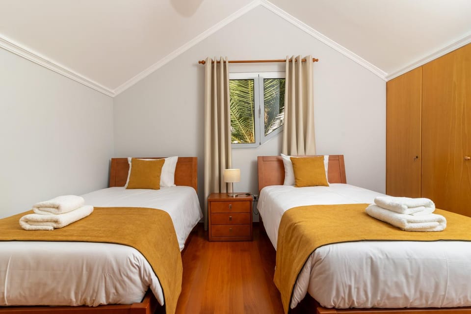 Bed, Photo of the whole room, Decorative detail, Bedroom, towels